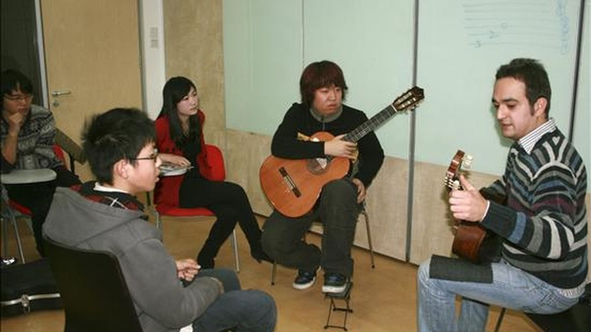 El guitarrista andaluz Francisco Bernier, considerado por la crítica uno de los más virtuosos de su generación, en el taller que impartió hoy en Pekín. EFE