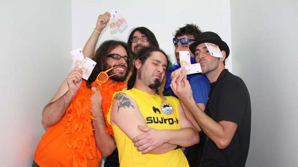 Los rockeros disfrutando de su bote