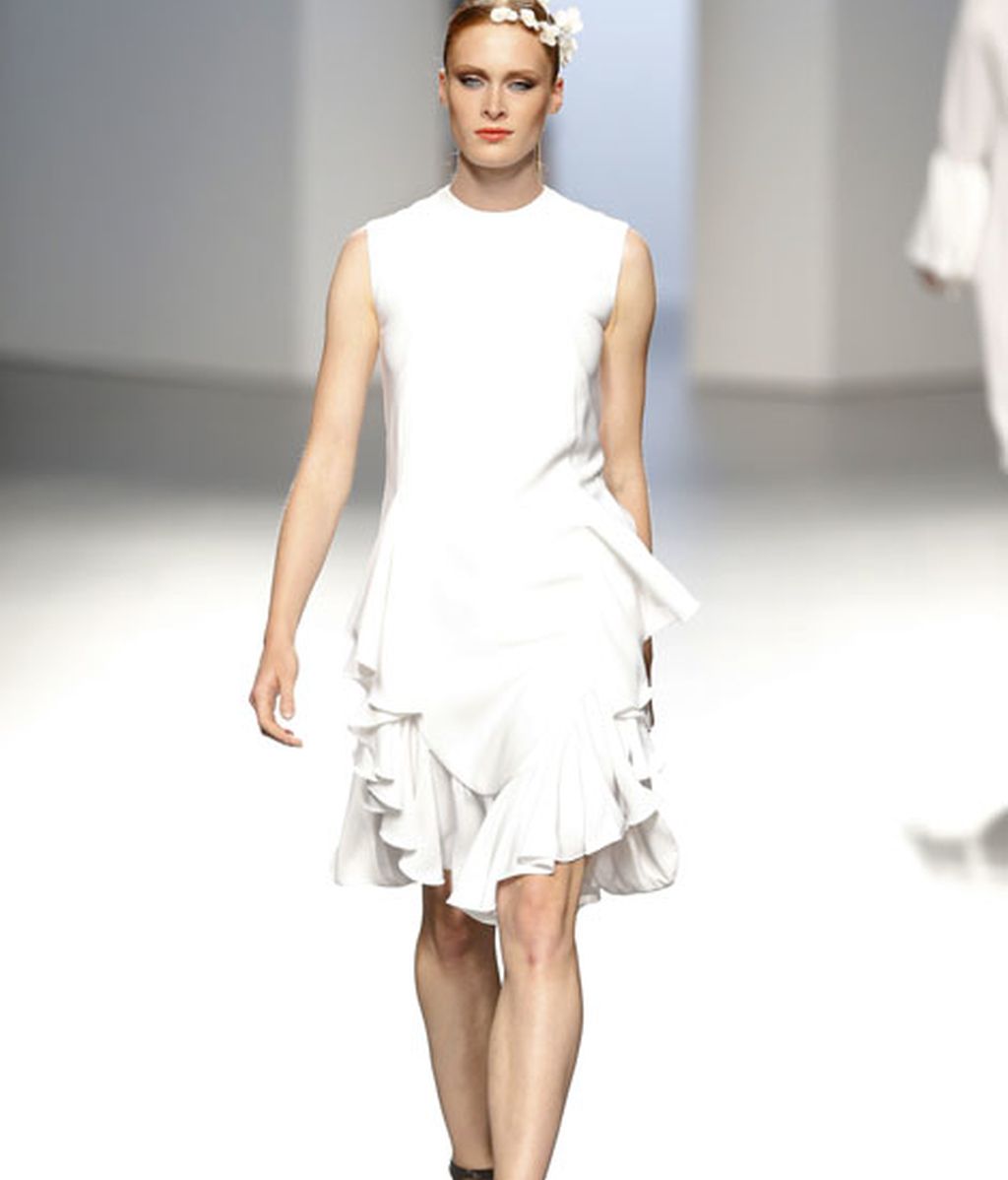 Contención de volúmenes y apuesta por líneas rectas