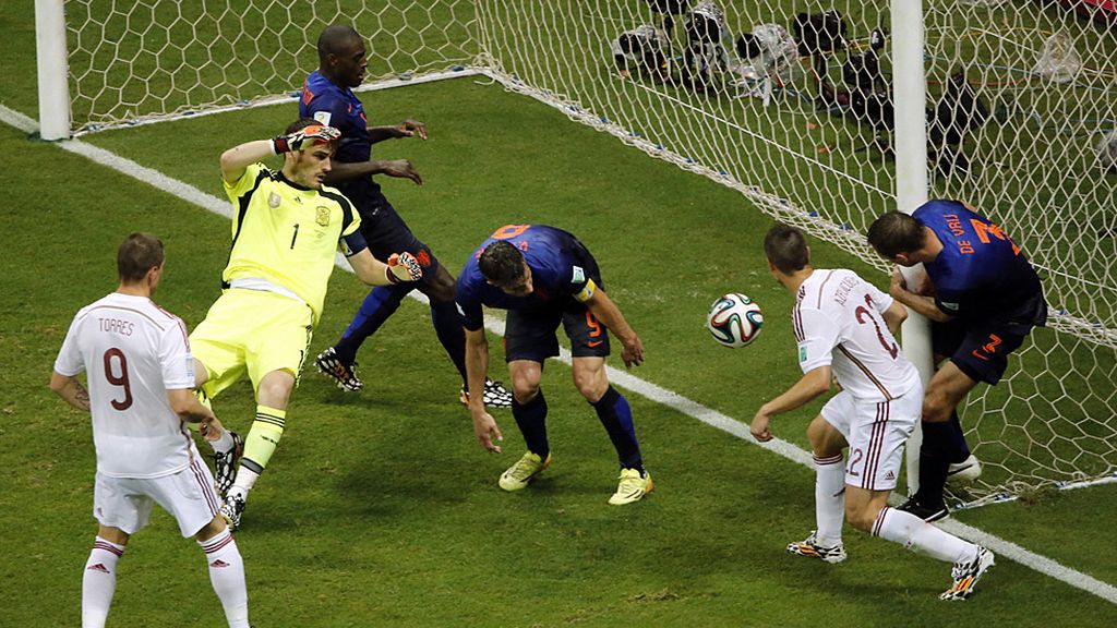 El tercer gol que anotó Stefan de Vrij resume el mal partido de España