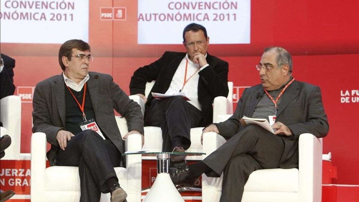 El presidente de Baleares, Francesc Antich (i), el candidato a presidente de Melilla, Dionisio Muñoz (c) y el presidente del Grupo Socialista del Parlamento de Cataluña, Joaquim Nadal (d), durante su participación en la mesa redonda sobre el futuro de la España autonómica que se ha celebrado dentro de Convención Autonómica Socialista que ha comenzado hoy en la Sala Multiusos del Auditorio de Zaragoza. EFE