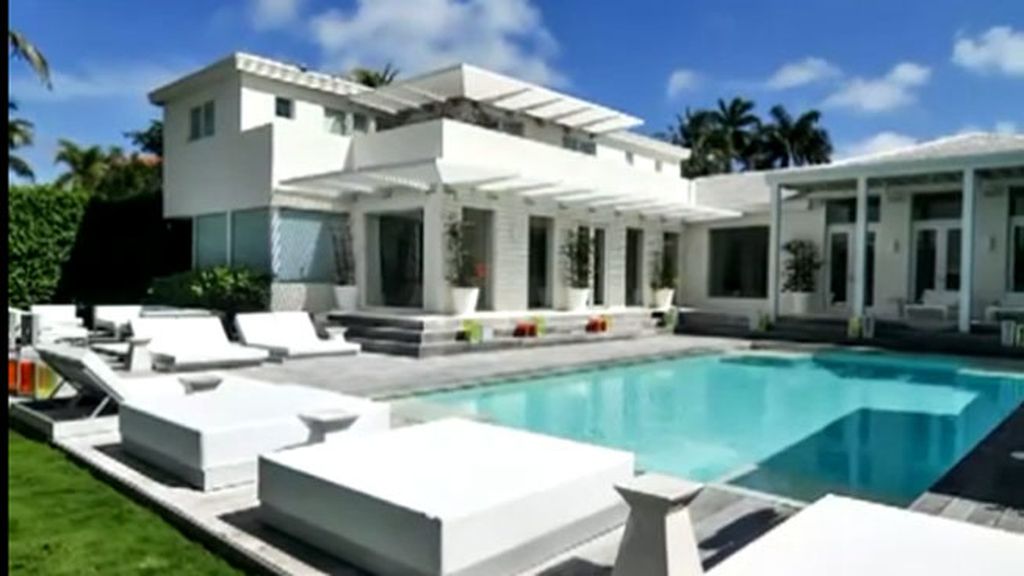 La casa tiene 800 metros cuadrados, embarcadero y piscina