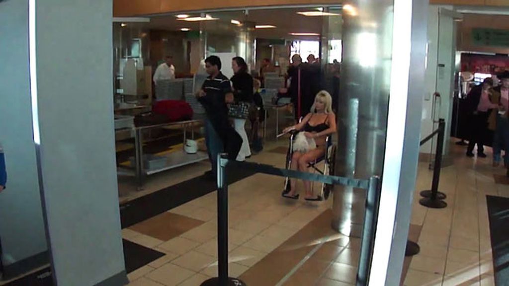 Minusválida, desnuda y sospechosa