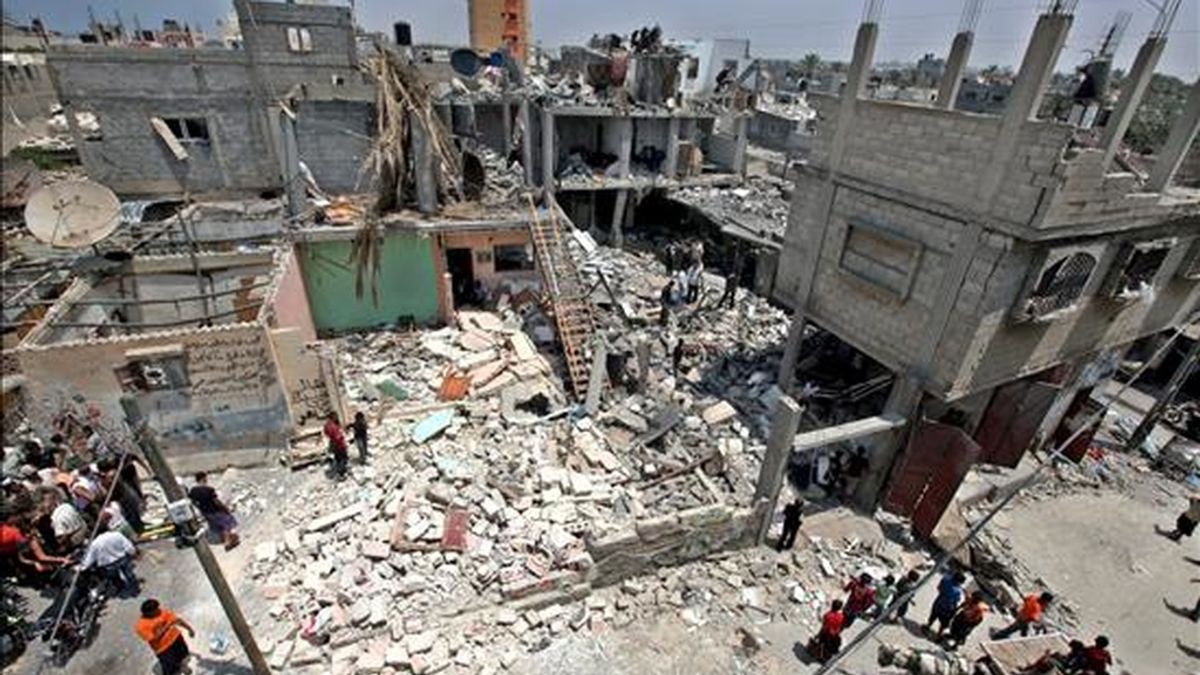 Varios palestinos observando los daños en sus viviendas tras una explosión este lunes en la casa de un líder de Hamás en Gaza, que afectó a numerosos inmuebles. EFE