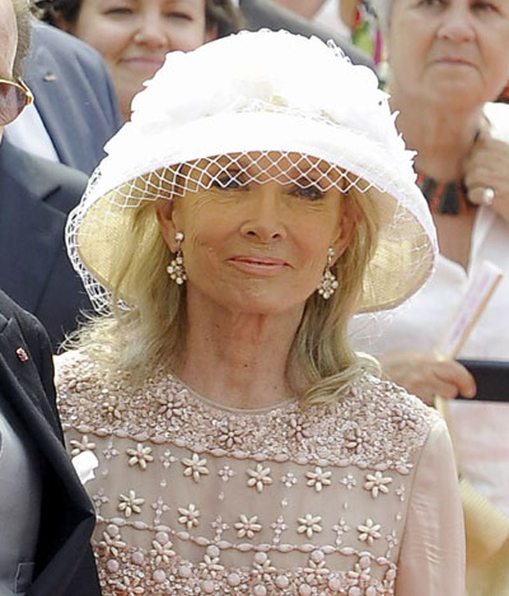 La mujer de Roger Moore lució un sombrero blanco