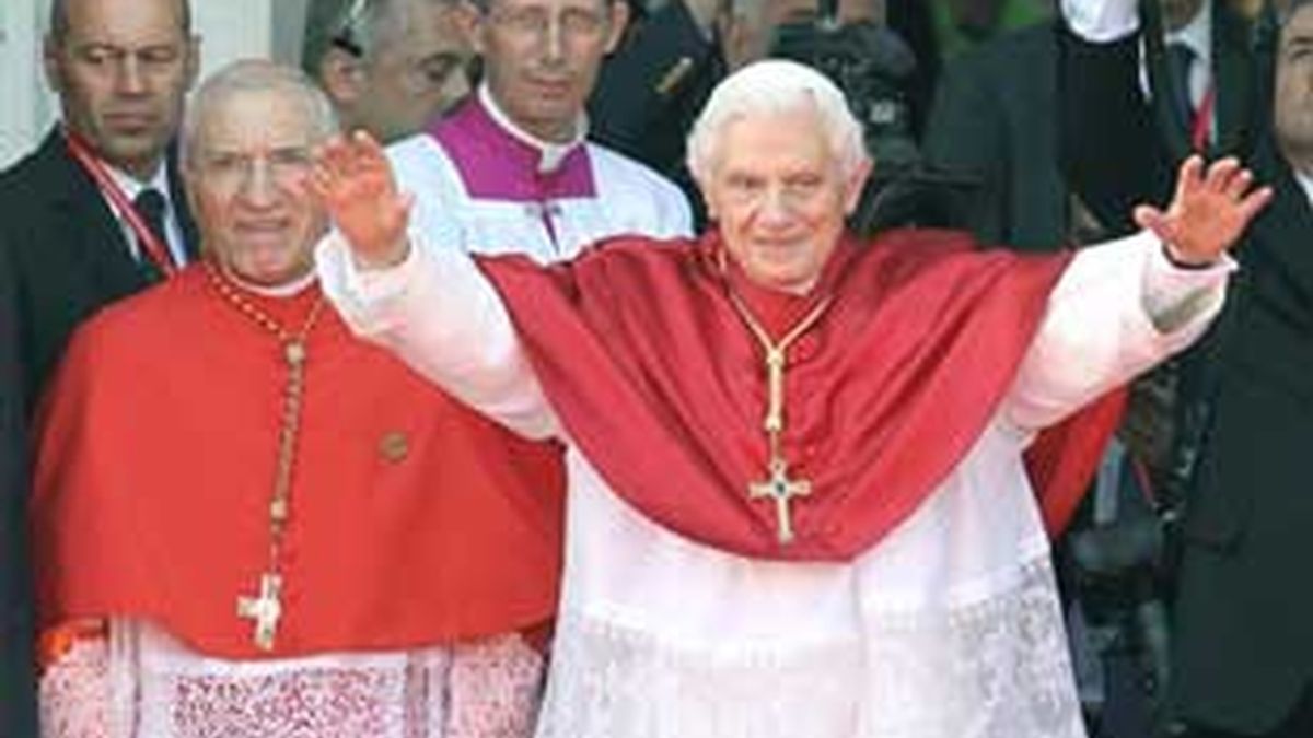 El cardenal arzobispo de Madrid junto a Benedicto XVI durante la JMJ celebrada en Madrid en días pasados. Foto archivo EFE