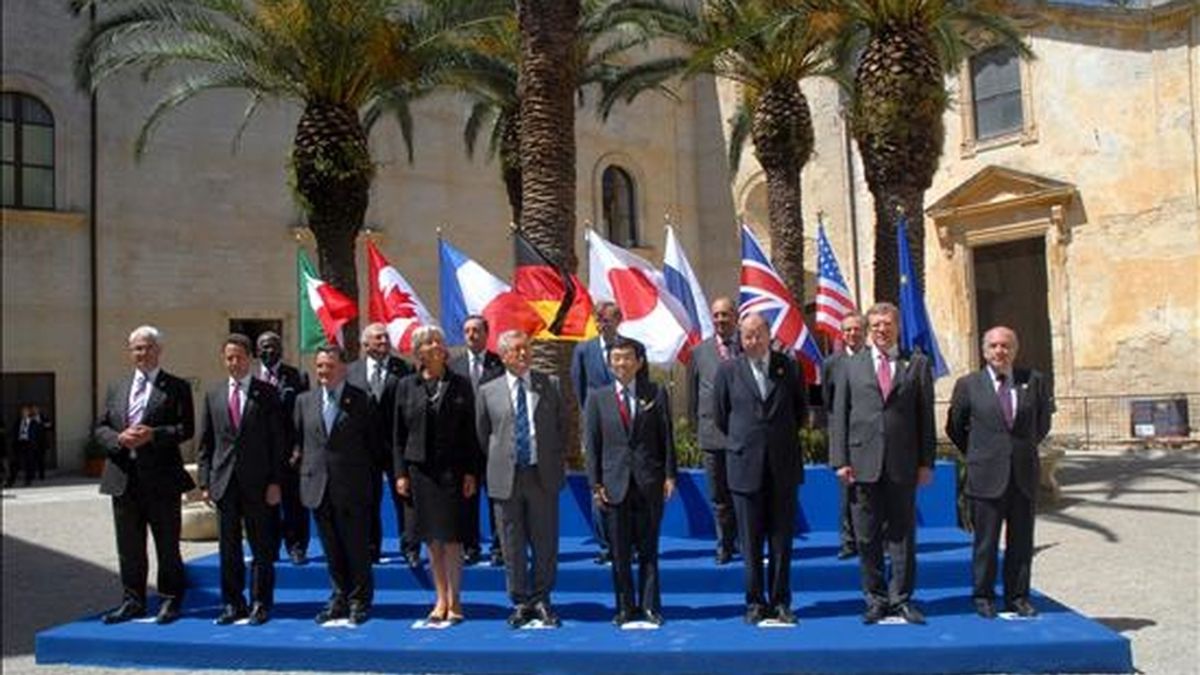Foto de familia de los ministros de Economía del G8 reunidos hoy en Lecce (Italia). EFE