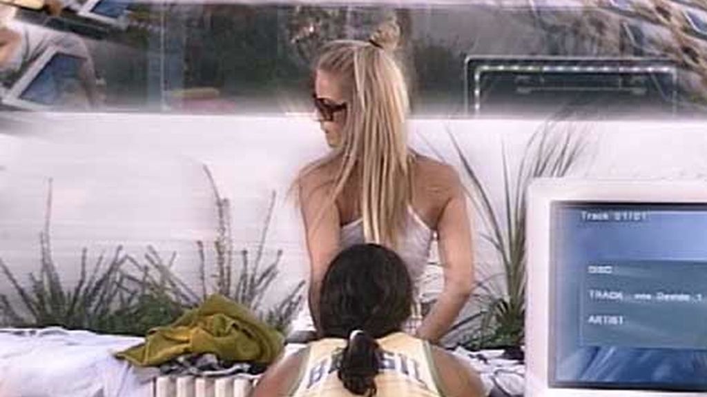 Melanie y Ángel, masajes y caricias