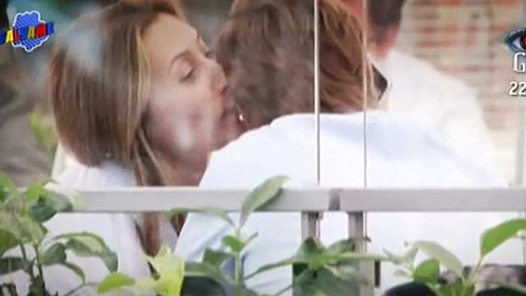 Mónica Pont se besa con un hombre que no es su pareja