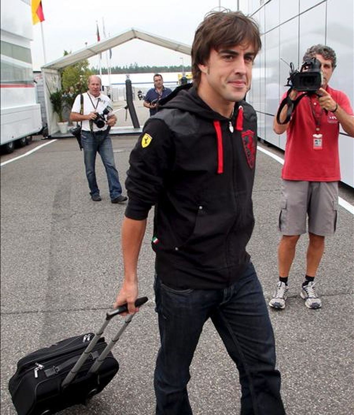El piloto español de Fórmula Uno, Fernando Alonso, de Ferrari, camina hoy por el "paddock" en el circuito de Hockenheimring, en Hockenheim (Alemania). El Gran Premio de Alemania de Fórmula Uno se disputará el próximo domingo 25 de julio. EFE