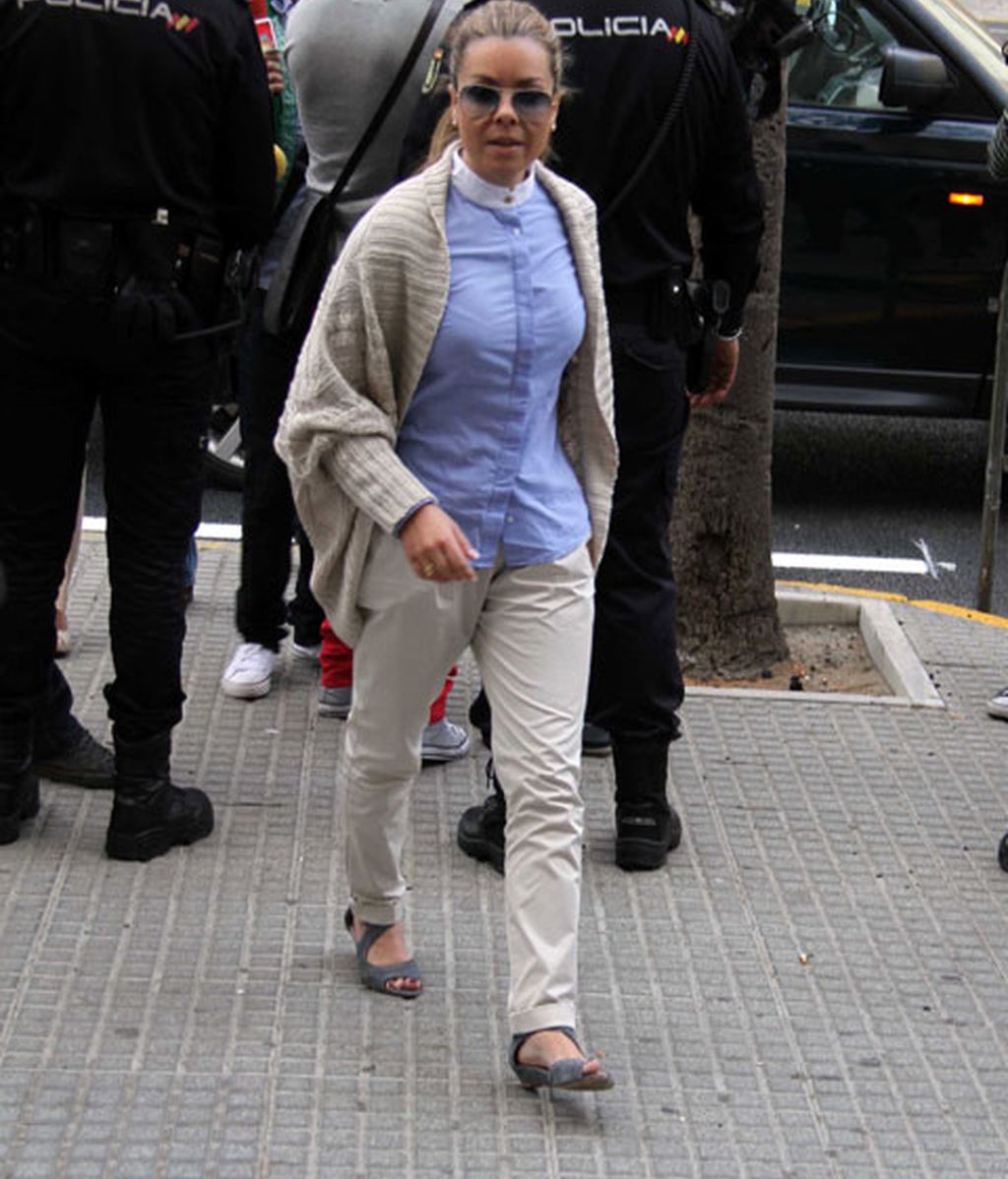 María José Campanario, su madre y Jesulín de Ubrique a su llegada al juicio de la 'Operación Karlos' el 15 de abril