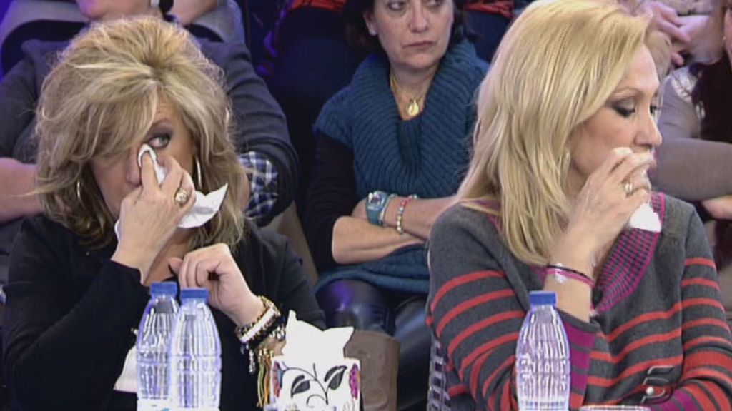No logran reprimir las lágrimas ante la entereza de la periodista