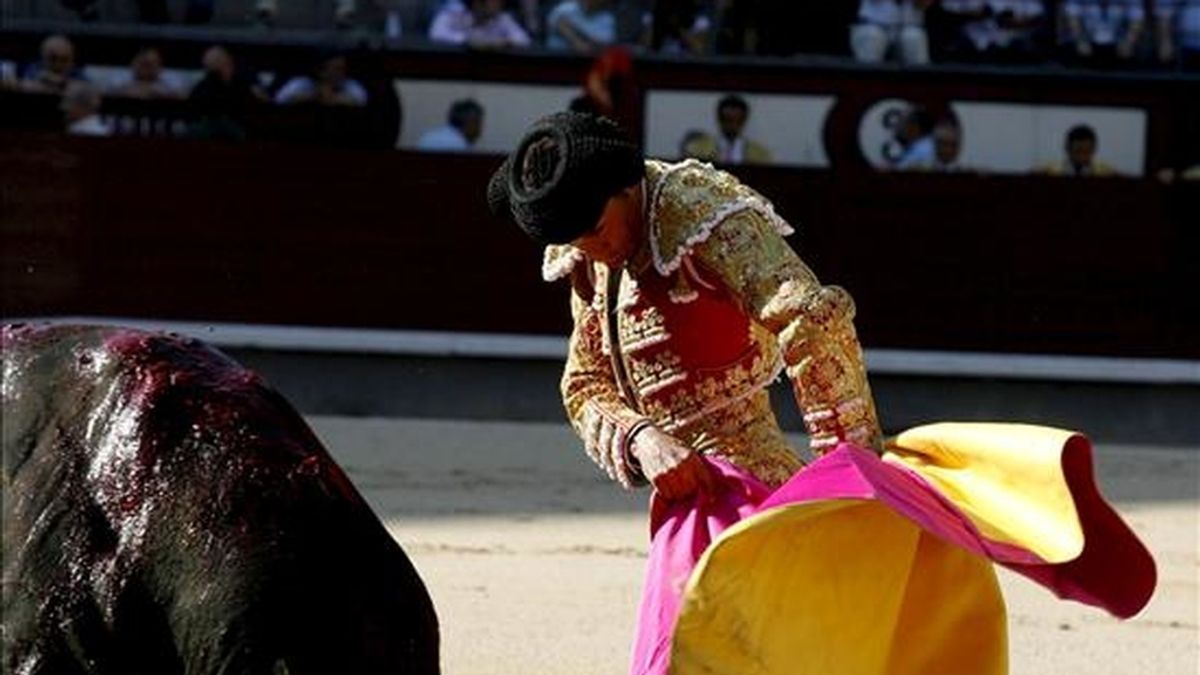 El diestro Antón Cortés recibe con el capote a su astado durante el festejo celebrado en la plaza de toros de Las Ventas de Madrid, donde compartió cartel con los espadas Javier Cortés y Ambel Posada para reses de Guardiola Fantoni. EFE