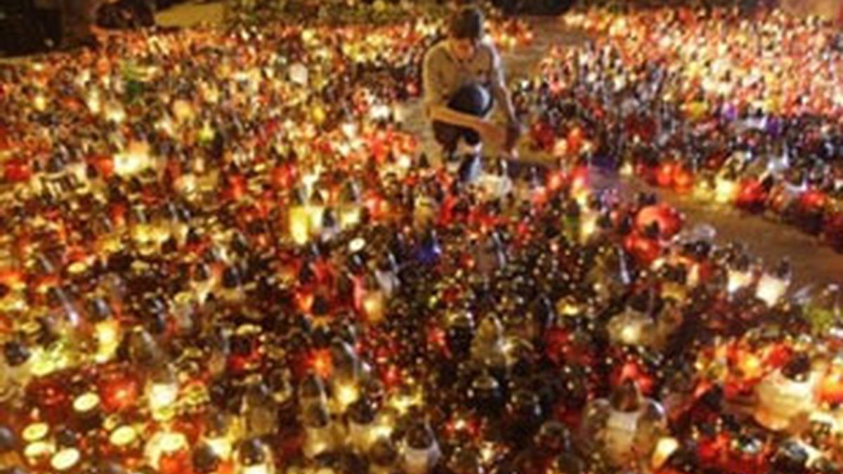 Miles de ciudadanos han depositados velas a las puertas del palacio presidencial en Varsovia. Vídeo: Informativos Telecinco Miles de ciudadanos han depositados velas a las puertas del palacio presidencial en Varsovia. Vídeo: Informativos Telecinco