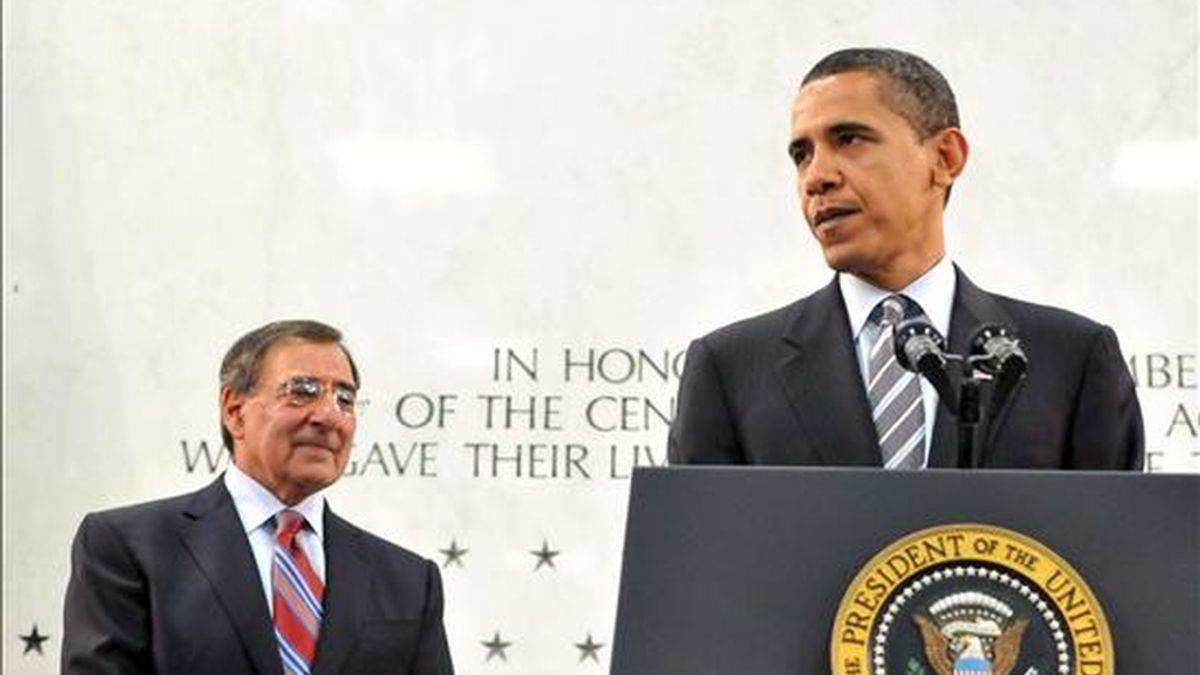 El presidente de Estados Unidos, Barack Obama (d),  y el director del organismo, León Panetta (i), en el cuartel general de la CIA, el Centro para Inteligencia George Bush en McLean, Virginia (EE.UU.). EFE