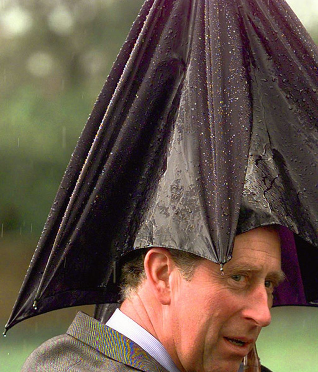 Las gotas hacen chip en sus paraguas chic