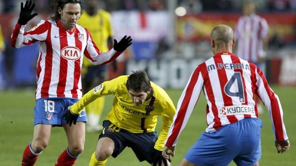 Messi intenta irse de Mariano Pernía durante el partido de ida en el Calderón. FOTO: EFE.