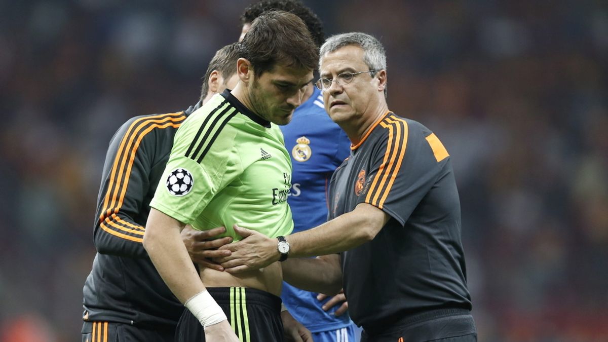 El guardameta del Real Madrid, Iker Casillas (c), se retira lesionado del primer partido del grupo B de la Liga de Campeones disputado frente al Galatasaray