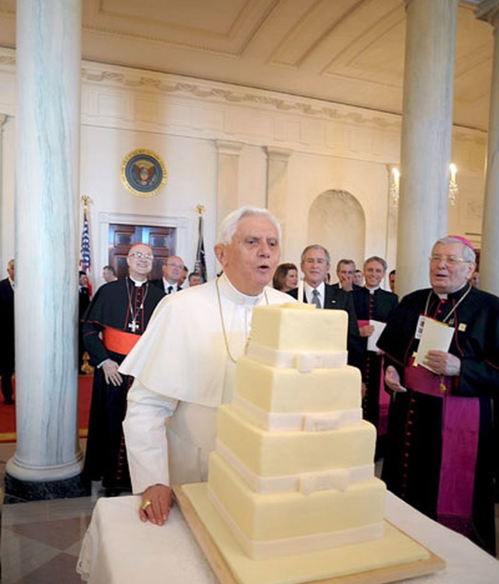 Benedicto XVI sopla las velas de su 81 cumpleaños