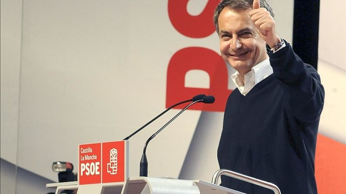 El presidente del Gobierno y líder del PSOE, José Luis Rodríguez Zapatero, durante su intervención en un mitin que se ha celebrado esta tarde en el Palacio de Congresos de Albacete. EFE