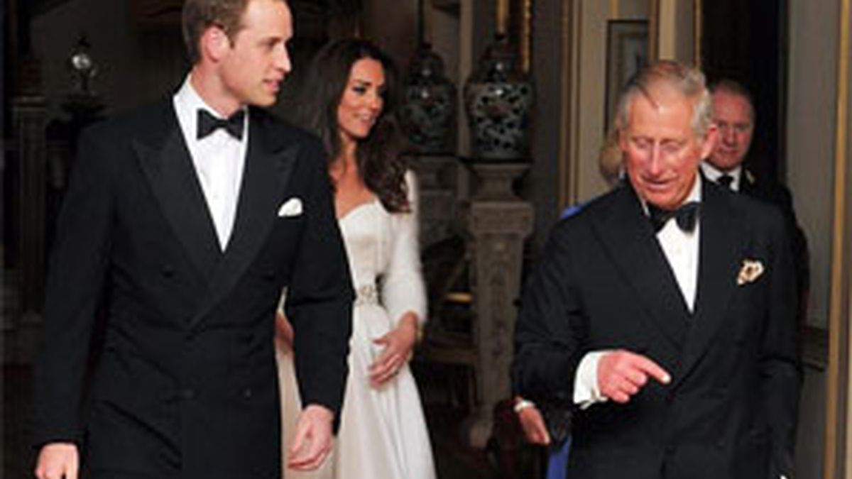 Los duques de Cambridge, acompañados del príncipe Carlos y de Camila, salen de Clarence House en dirección a Buckingham Palace. Vídeo: ATLAS