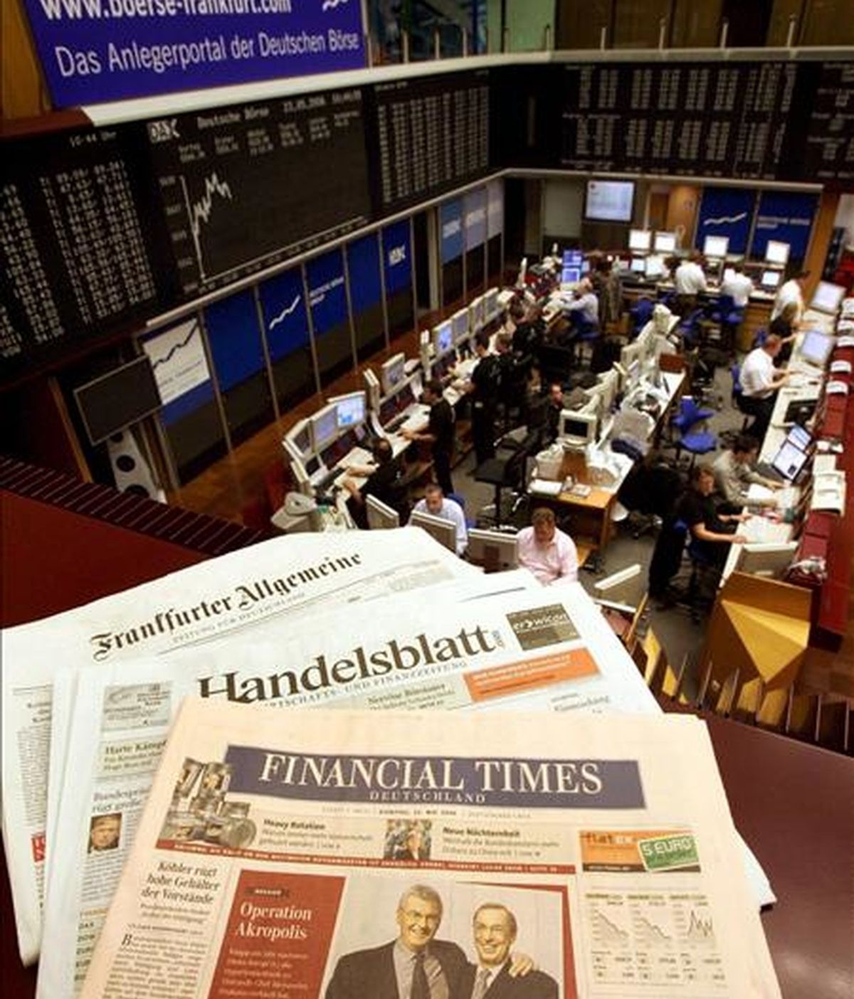 Un ejemplar de la edición alemana del Financial Times en un balcón de la Bolsa de Fráncfort, en Alemania. EFE/Archivo
