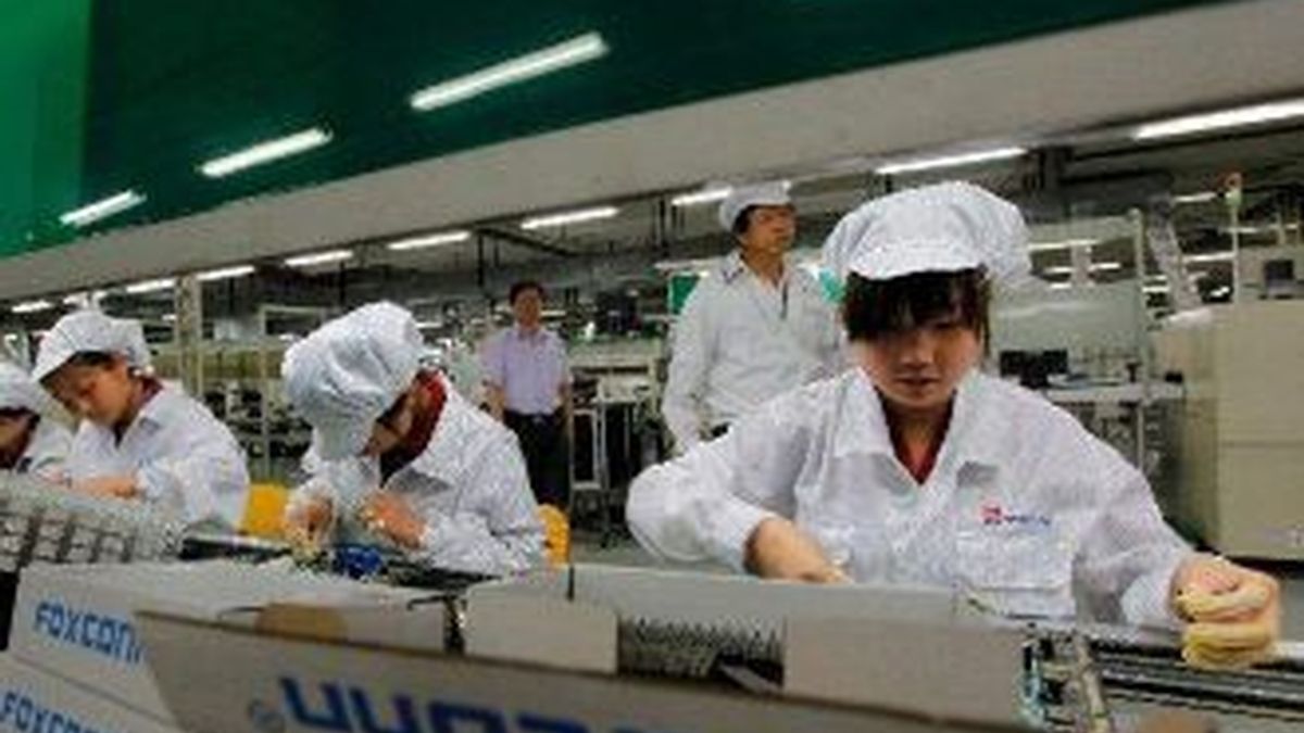 La empresa china Foxconn fabrica componentes para Apple. Su nombre saltó a los medios por el drástico aumento de suicidios entre sus empleados. en la foto cadena de montaje de Foxconn Archivo EFE