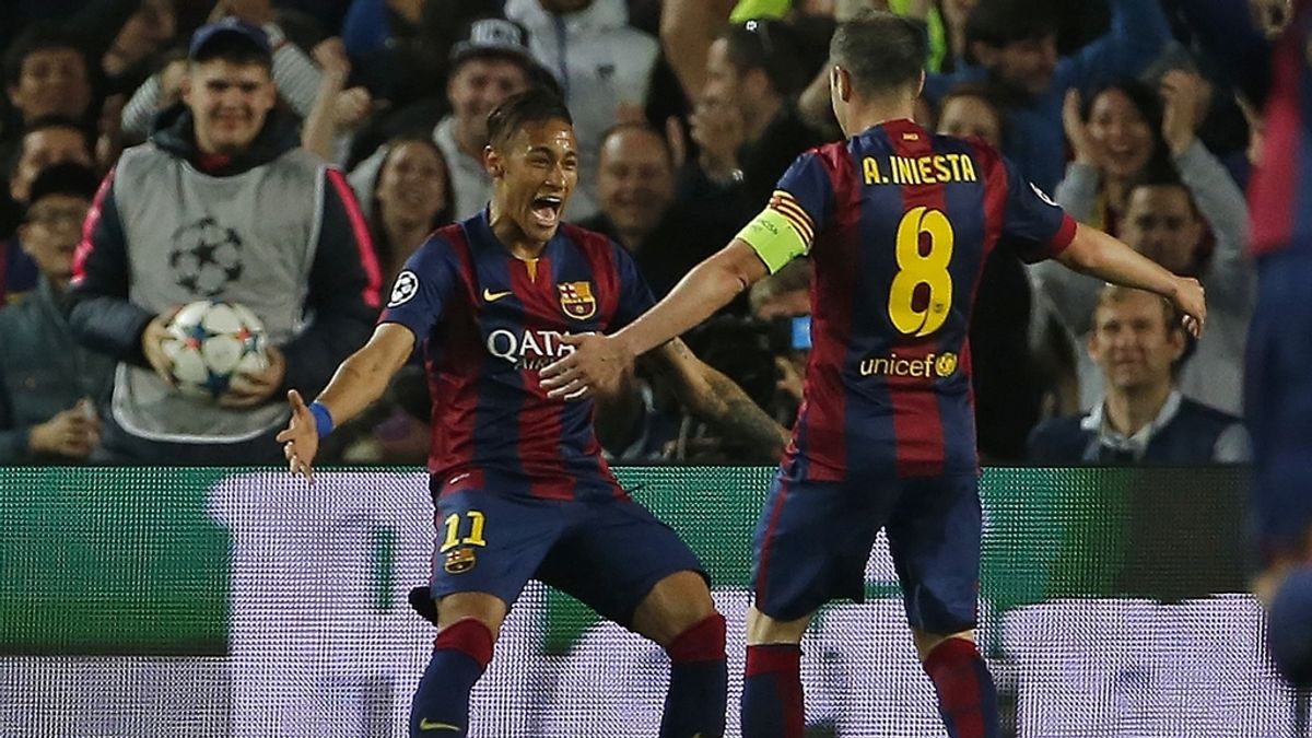 Neymar e Iniesta celebran uno de los dos tantos del Barça al PSG