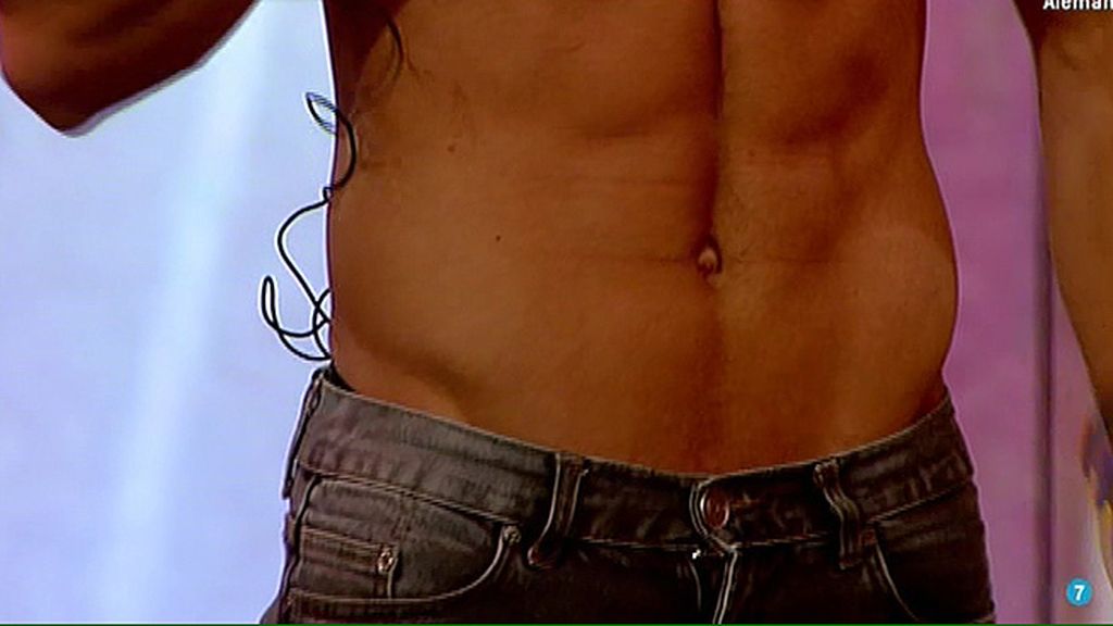 A petición popular, el extronista de 'Mujeres y hombres' presume de abdominales