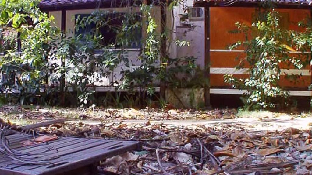 El patio exterior era un ejemplo evidente del abandono que sufría la posada