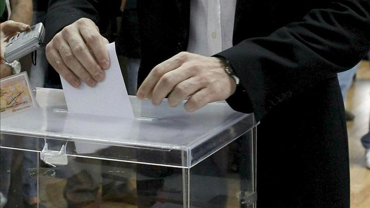 Un ciudadano deposita su voto en una urna. EFE/Archivo