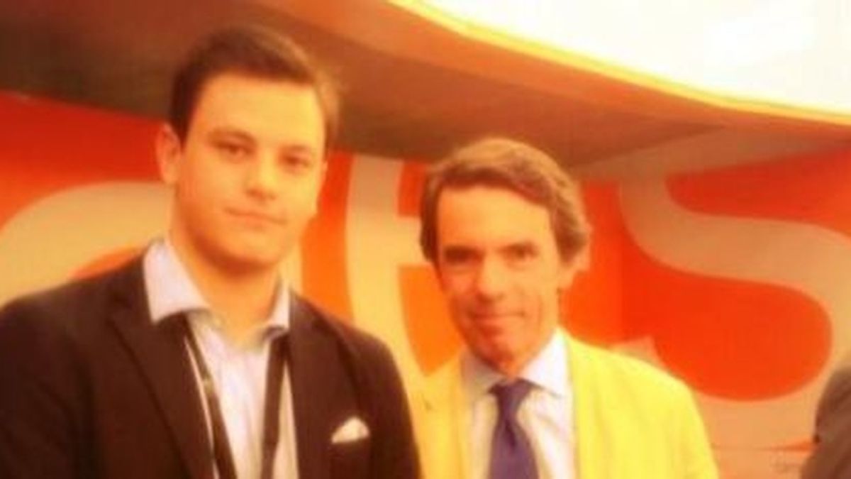 Jaime Mora, miembro de NNGG junto al expresidente del gobierno del PP, José María Aznar
