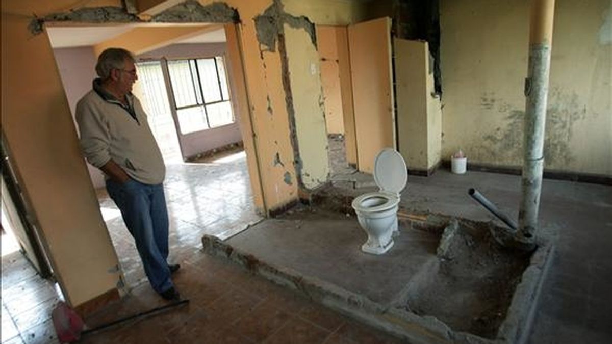 Un hombre observa el interior de un departamento destrozado en Santiago de Chile, a raiz del terremoto que sacudió el país el pasado 27 de febrero. EFE/Archivo