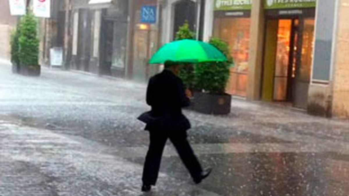 Media España en alerta por lluvias y tormentas. Vídeo: Informativos Telecinco.