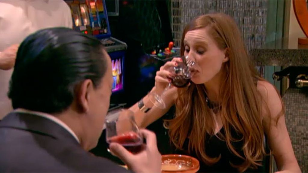 Una cantautora aparece en la vida del hostelero