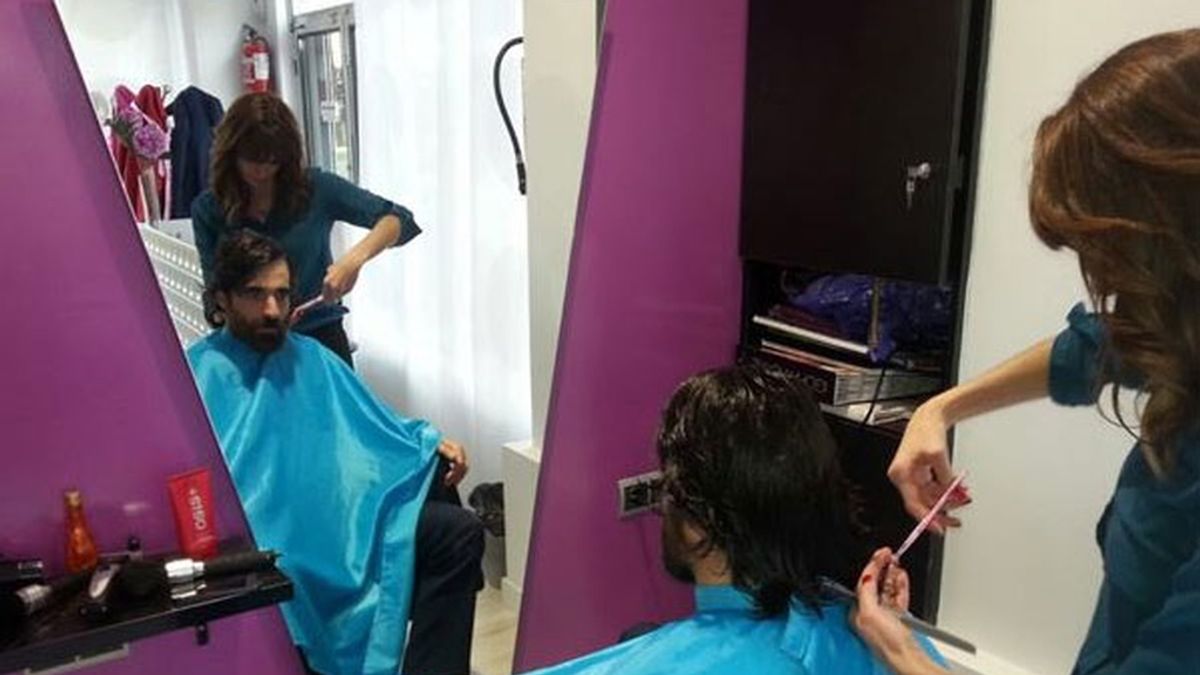 Un alto cargo de Sanidad se corta el pelo en la peluquería que atendió a Teresa Romero