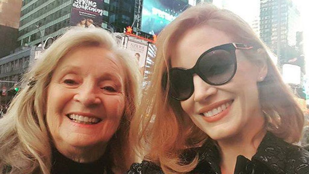 Jessica Chastain con su abuela, al teatro a ver a Al Pacino, el 'crush' de su juventud