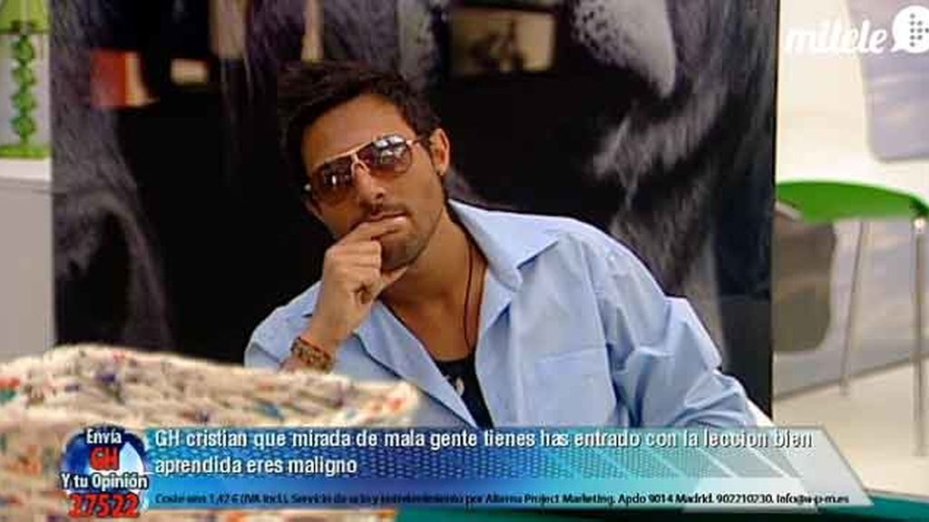 Con el palillo en la boca y mirada penetrante