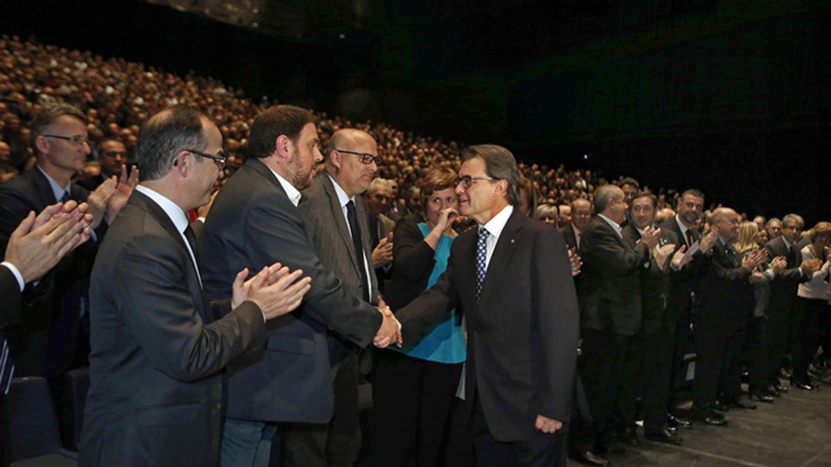 Artur Mas, saluda al líder de ERC, Oriols Junqueras