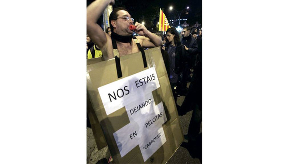 Decenas de miles de personas se han manifestado esta tarde en el centro de Barcelona contra los recortes, en una movilización convocada por los principales sindicatos en el marco de la jornada de huelga general convocada hoy en toda España