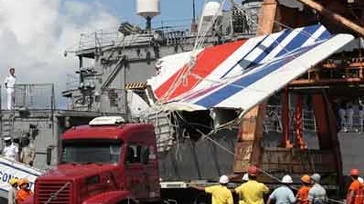Imagen del momento en que son descargados en el aeropierto de Recife algunos de los cadáveres recuperados tras el accidente de un Airbus de Air France. Foto: AP