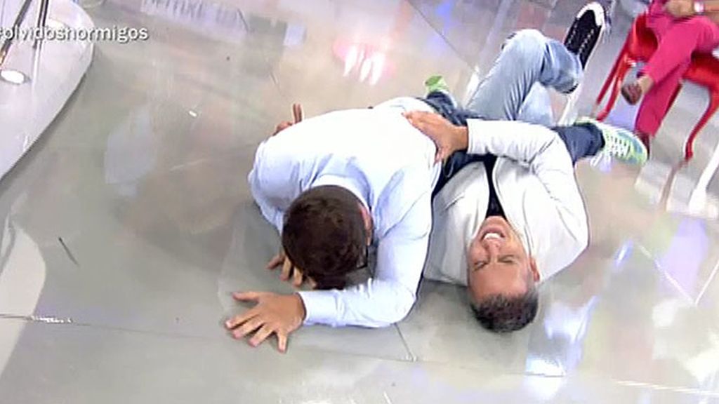 El colaborador y el presentador acaban en el suelo