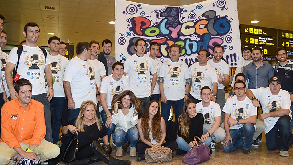 Amigos de Pol Espargaró en el aeropuerto
