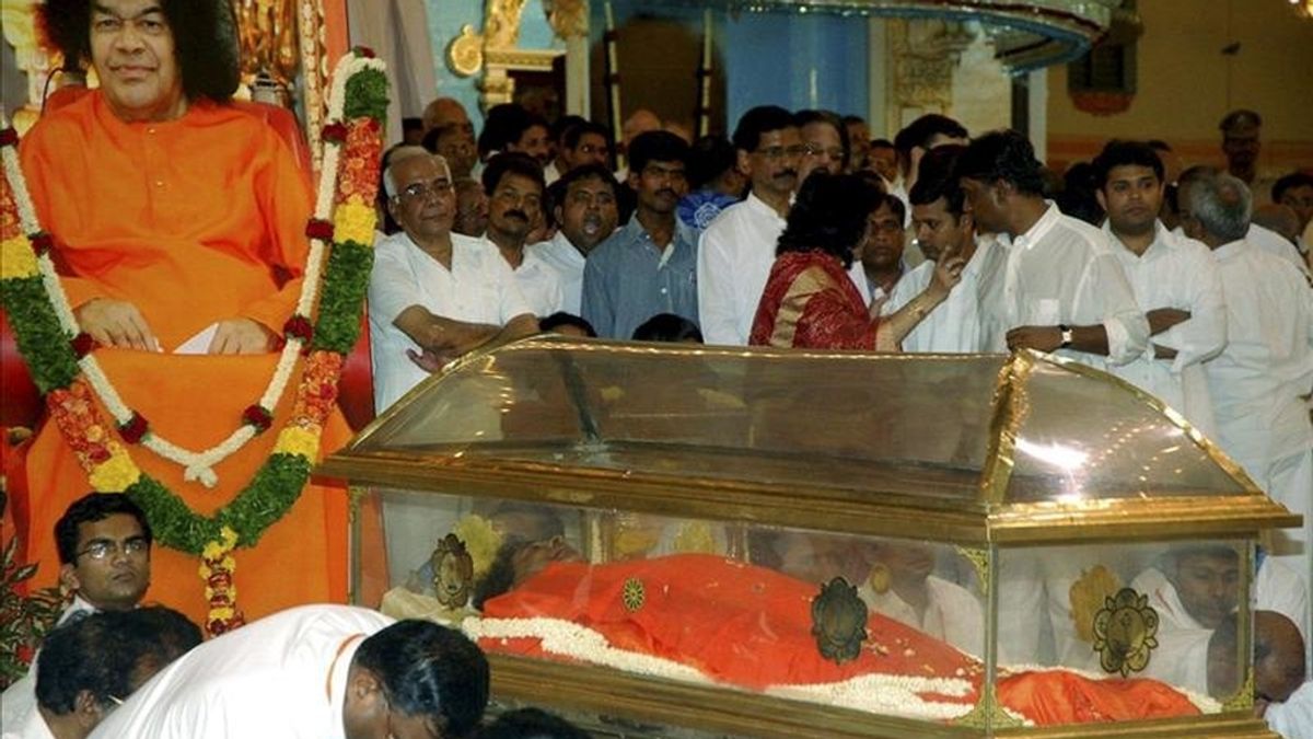 Devotos velando el cuerpo de Sathya Sai Baba en Puttaparti (India) hoy. EFE