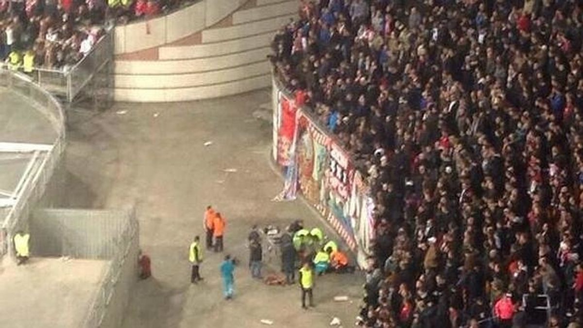 Evacuado un hincha del Ajax tras caer desde la tribuna