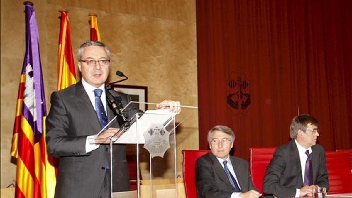 El ministro de Fomento, José Blanco (i), hoy en Menorca. EFE