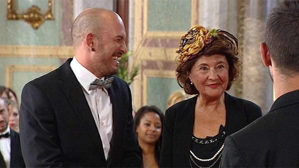 Mary acepta el anillo de su hijo emocionada, pero le aconseja: “tienes que volar”