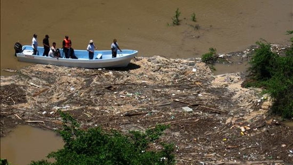 Equipos de rescate mexicanos durante la búsqueda de los jóvenes españoles desaparecidos tras volcar su barca cuando cruzaban un río. EFE/Archivo