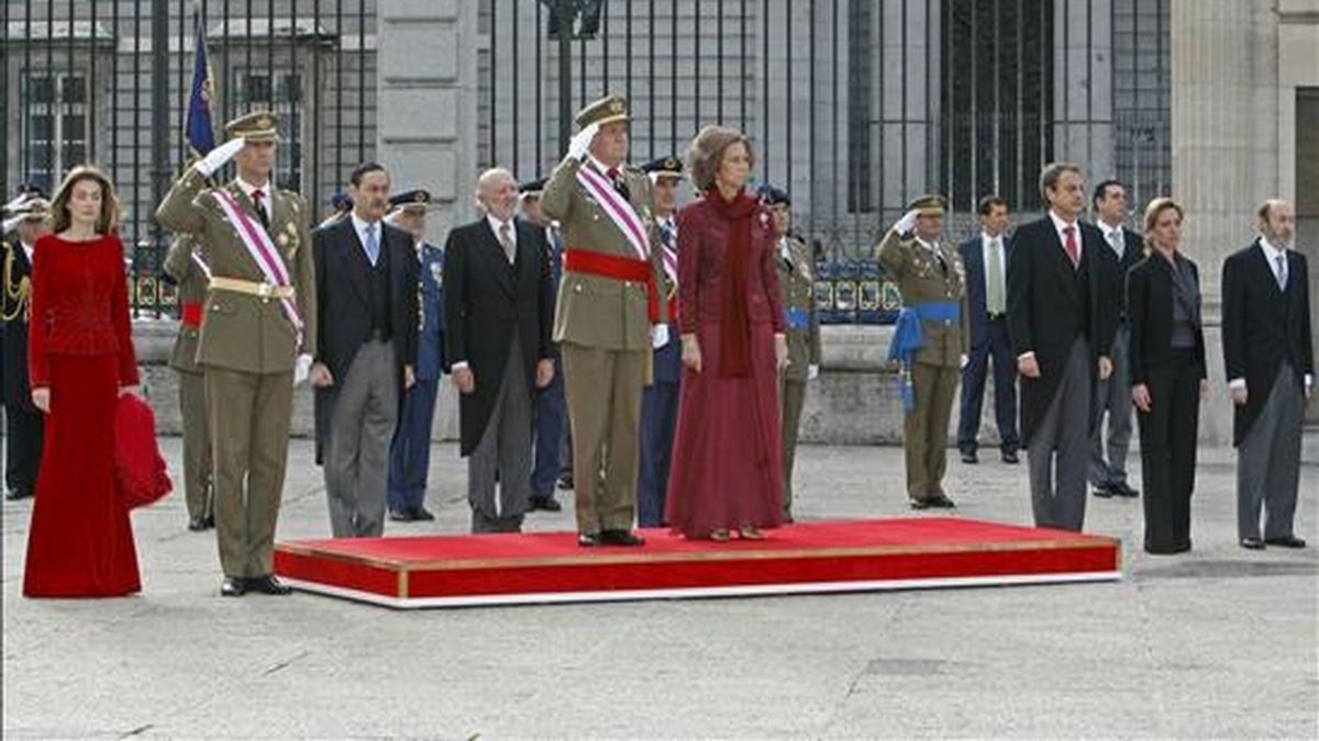 El rey Juan Carlos, acompañado de la reina Sofía y los Príncipes de Asturias, el presidente del Gobierno, José Luis Rodríguez Zapatero (3d) y los ministros de Defensa, Carme Chacón (2d), e Interior, Alfredo Pérez Rubalcaba (d), en la Plaza de la Armería, en la celebración de la Pascua Militar, el pasado año. EFE