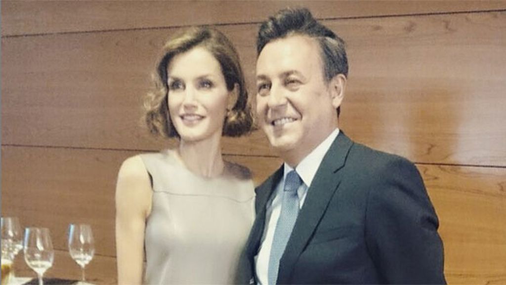 Letizia posó con los presentadores de Informativos Telecinco